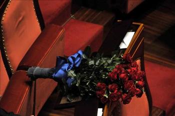 Un mazzo di rose rosse sullo scranno dell'Aula del Senato, dove era solito sedere il Presidente emerito della Repubblica Francesco Cossiga