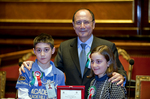 Il Presidente Schifani premia una delle scuole primarie che hanno partecipato al progetto