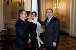 Il Presidente Schifani con una famiglia che ha partecipato alla cerimonia