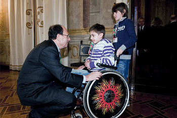 Il Presidente Schifani saluta alcuni ragazzi durante la cerimonia di premiazione