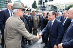L'arrivo del Presidente Schifani accolto dal Capo di Stato Maggiore della Difesa, Gen. Biagio Abrate.