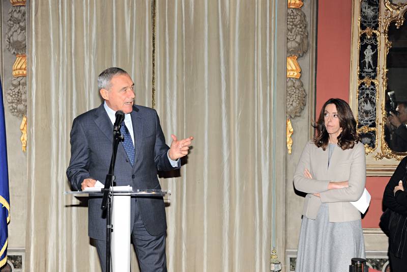 Il Presidente Grasso e il presidente dell'associazione Stampa parlamentare, Alessandra Sardoni, in occasione degli auguri di Natale alla stampa