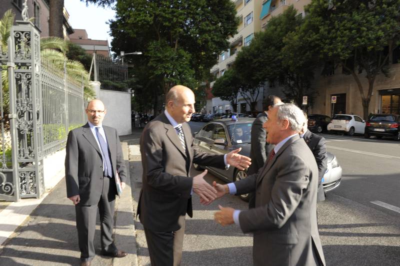 Il Presidente Grasso viene accolto al suo arrivo dal Capo della Polizia, prefetto Alessandro Pansa e dal direttore della Scuola di polizia, dott. Roberto Sgalla