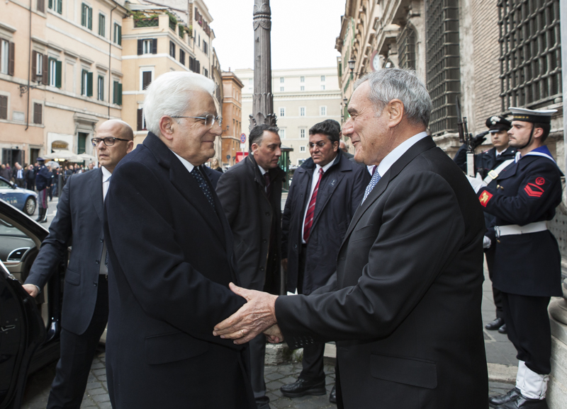 Il Presidente Grasso accoglie il Presidente Mattarella all'ingresso di Palazzo Madama.