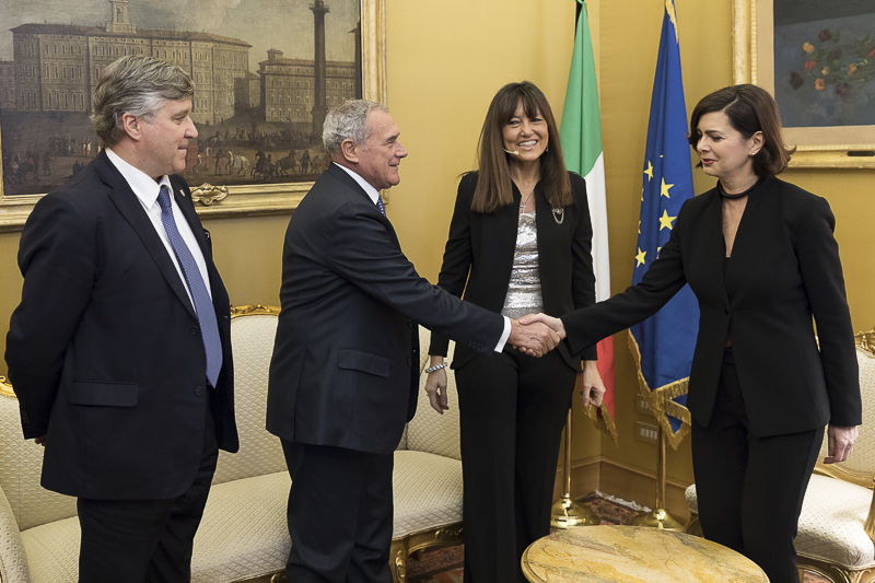 Il Presidente Grasso saluta la Presidente della Camera dei deputati, Laura Boldrini.