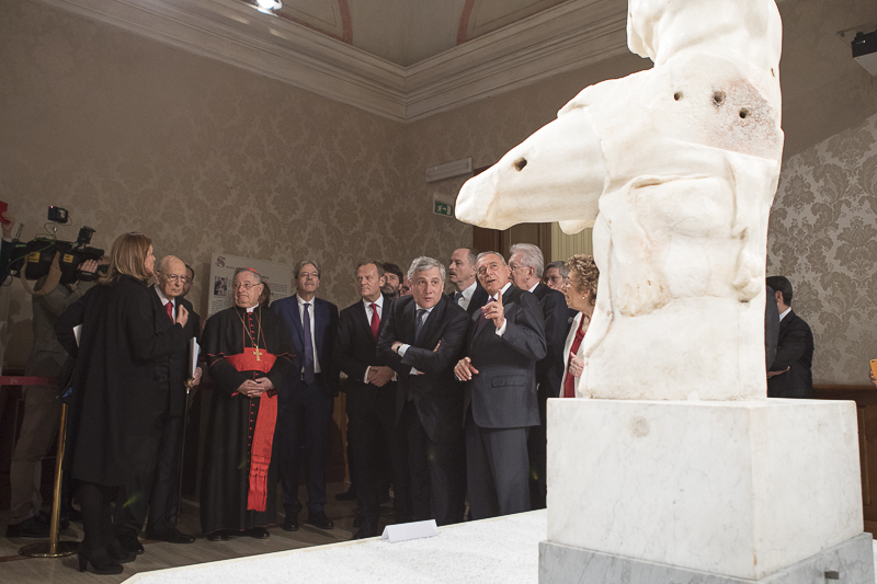Il Presidente Grasso e i relatori della Conferenza visitano la mostra 