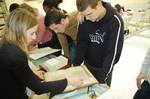 Gli studenti consultano testi antichi