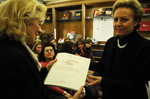 La senatrice Amati consegna una copia della Costituzione in Braille ai docenti dell'istituto Romagnoli