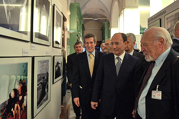 Il Presidente del Senato, Renato Schifani, visita la mostra fotografica (nella foto, con David Rubinger ).