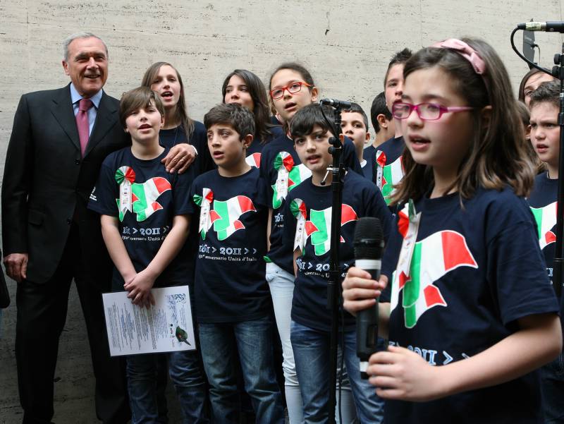 Il Presidente Grasso in compagnia di una scolaresca in visita al Museo della Liberazione