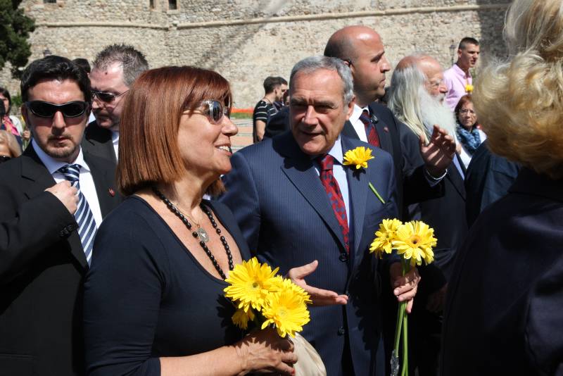 Il Presidente Grasso in Piazza Castello viene accolto da Adriana Musella, Presidente dell'Associazione 