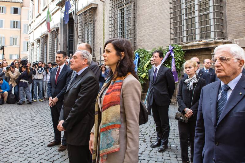 Il Presidente Grasso con il Presidente dell Camera, Laura Boldrini, durante la cerimonia di deposizione di una corona di fiori sotto la lapide che ricorda il luogo del ritrovamento del corpo di Aldo Moro, da parte del Presidente della Repubblica.