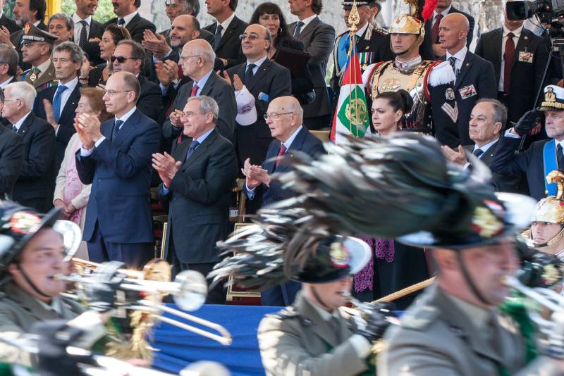 Il Presidente Grasso con il Presidente della Repubblica, Giorgio Napolitano, il Presidente della Camera, Laura Boldrini e il Presidente del Consiglio, Enrico Letta, durante la parata delle Forze Armate per le celebrazioni della Festa della Repubblica.
