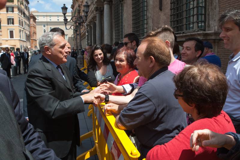 Il Presidente Grasso saluta i cittadini in visita davanti a Palazzo Madama, in occasione della Festa della Repubblica