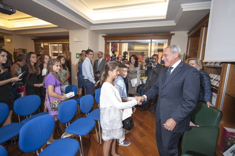 Stretta di mano tra una giovane studentessa ed il Presidente Grasso