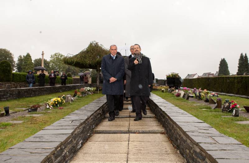 Il Signor Presidente, accompagnato dal direttore del Museo, durante la visita al cimitero di Marcinelle