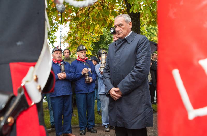 Il Presidente del Senato, Pietro Grasso, in raccoglimento durante la deposizione di una corona al monumento posto a ricordo delle vittime italiane, alla presenza dei rappresentanti di due associazioni di ex minatori.