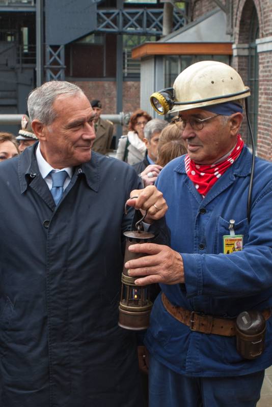 Il Presidente Grasso riceve in dono da un rappresentante dell'associazione di ex minatori, una lampada da minatore
