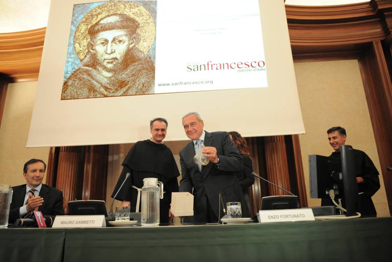 Il Presidente del Senato mostra la lampada ad olio ricevuta in dono da padre Mauro Gambetti, Custode del Sacro Convento di Assisi