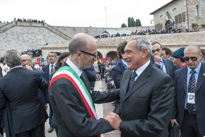 Il Sindaco di Assisi, Claudio Ricci, accoglie il presidente Grasso sul piazzale della Basilica Inferiore di S. Francesco in attesa della Santa Messa