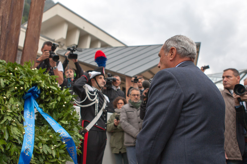 Il Presidente Grasso depone una corona nel cimitero monumentale di Longarone in ricordo delle vittime del Vajont.