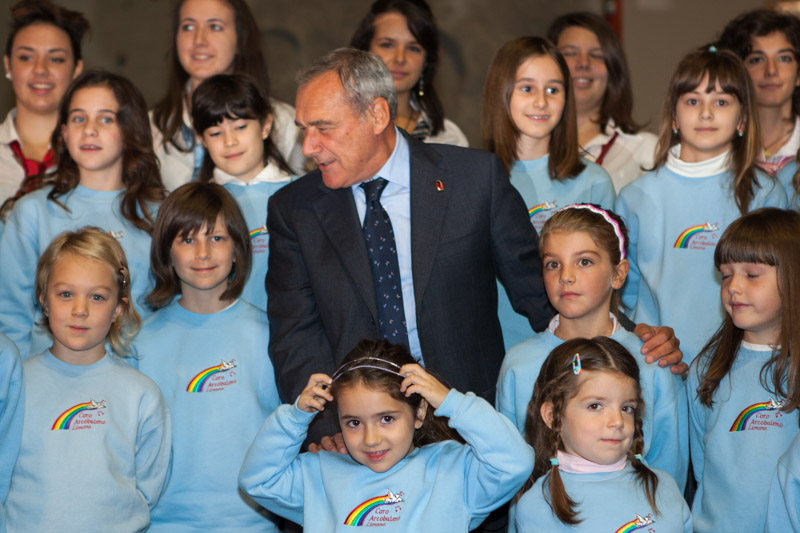 Il Presidente Grasso con i bambini del Coro Arcobaleno al Palasport di Longarone durante la cerimonia in occasione del 50° anniversario del disastro del Vajont.