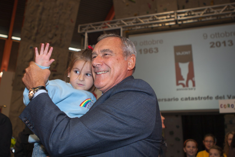 Il Presidente Grasso con una bambina del Coro Arcobaleno al Palasport di Longarone durante la cerimonia in occasione del 50° anniversario del disastro del Vajont.