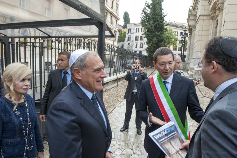 Il presidente del Senato Pietro Grasso viene ricevuto alla Sinagoga dal presidente della comunità ebraica di Roma, Riccardo Pacifici e dal Sindaco della città Ignazio Marino