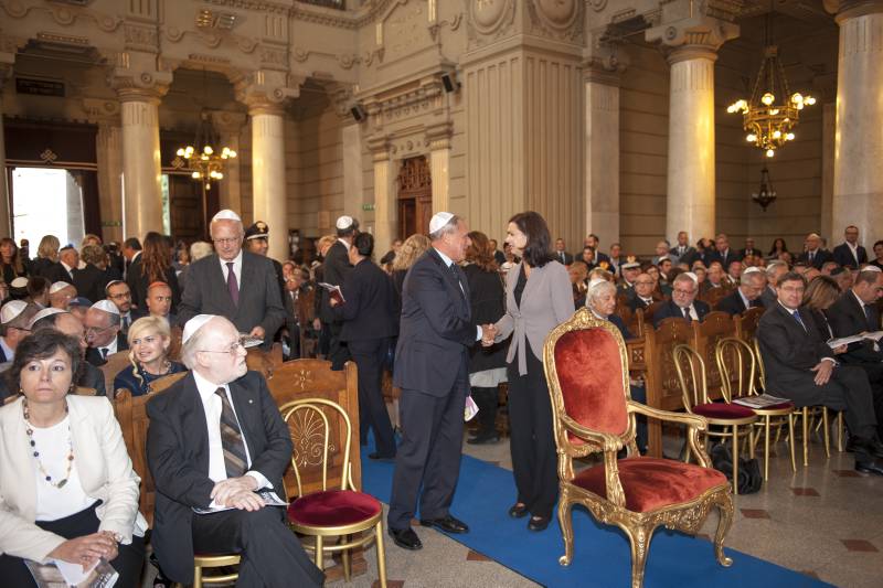 Il saluto all'interno della Sinagoga di Roma dei Presidenti dei due rami del Parlamento, il Sen. Grasso e la On. Boldrini