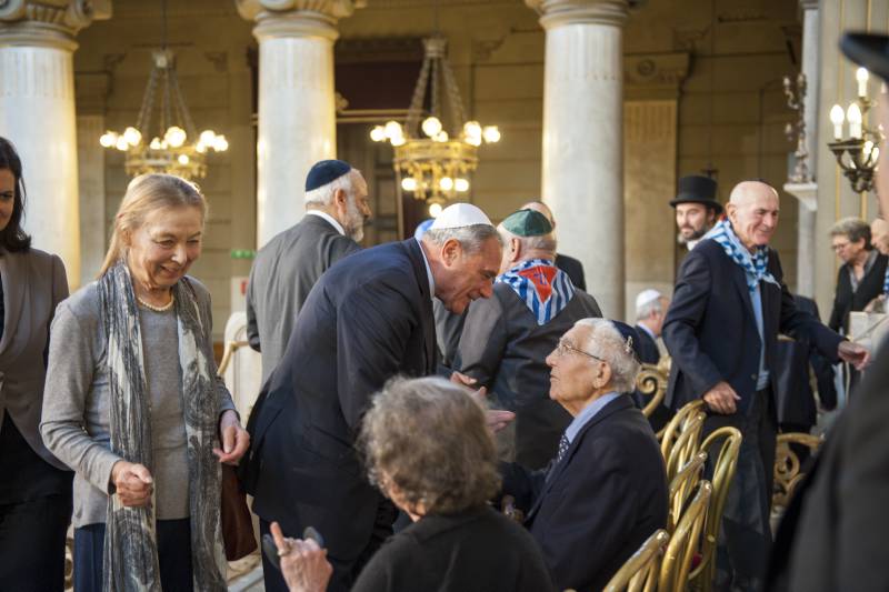 Il presidente Grasso saluta alcuni dei sopravvissuti al rastrellamento del '43