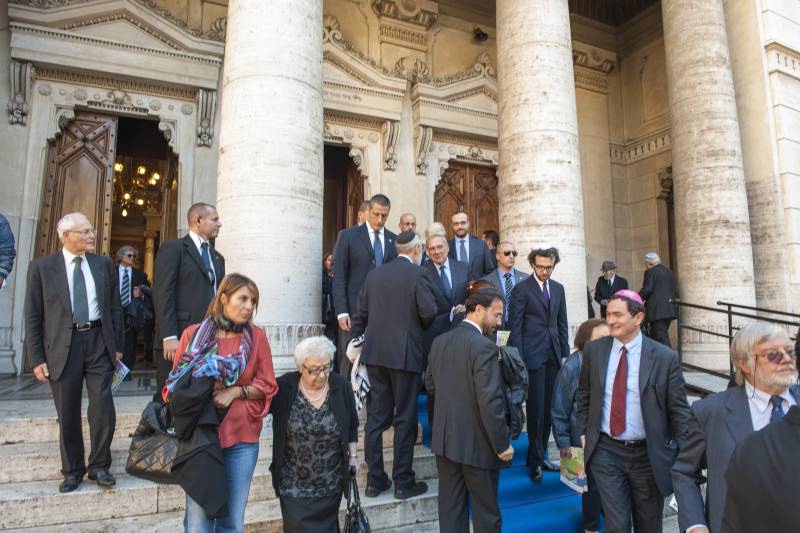 Il presidente Grasso al termine della cerimonia lascia la Sinagoga salutato dal rabbino capo di Roma, Riccardo Di Segni