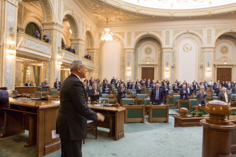 Il Presidente Grasso al termine del discorso al Senato rumeno in sessione plenaria.