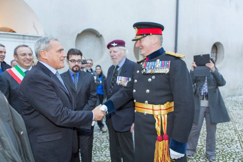 Il Presidente Grasso saluta una delegazione delle Forze Armate Inglesi.