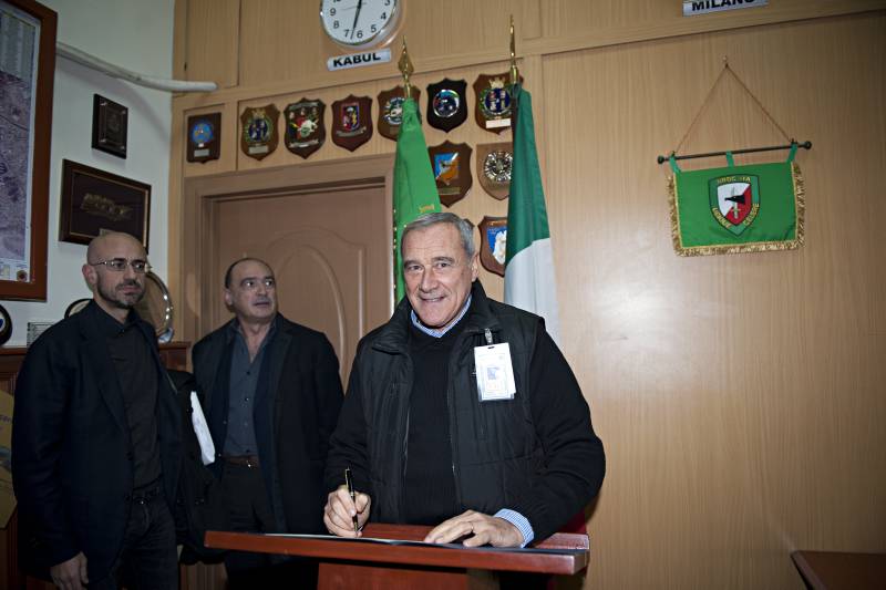 Quartier Generale ISAF: il Presidente Grasso firma il Libro d'onore.