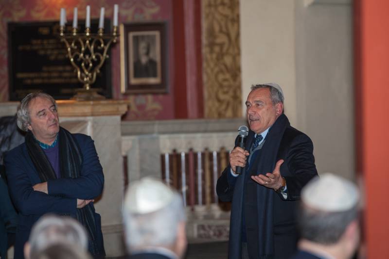 Il Presidente Grasso, nella Sinagoga, pronuncia un breve discorso davanti ad una rappresentanza di studenti