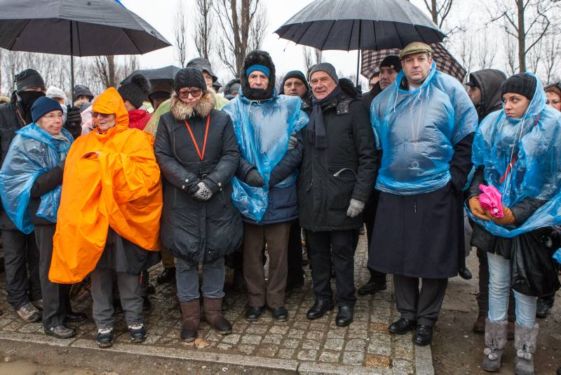 Il Presidente Grasso con il Ministro dell'Istruzione Università e Ricerca, Maria Grazia Carrozza, e l'ambasciatore d'Italia in Polonia, Riccardo Guariglia, insieme ai sopravvissuti del campo di sterminio di Birkenau-Auschwitz II