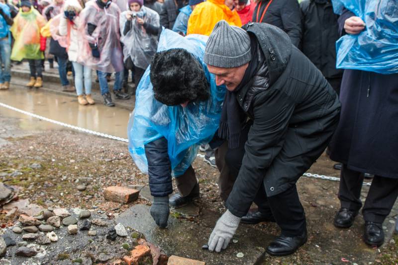 Il Presidente Grasso con Sami Modiano, sopravvissuto al campo di sterminio di Birkenau, depongono una pietra a ricordo dello sterminio, presso la Zentralsauna, di fronte ai resti del Kanada II