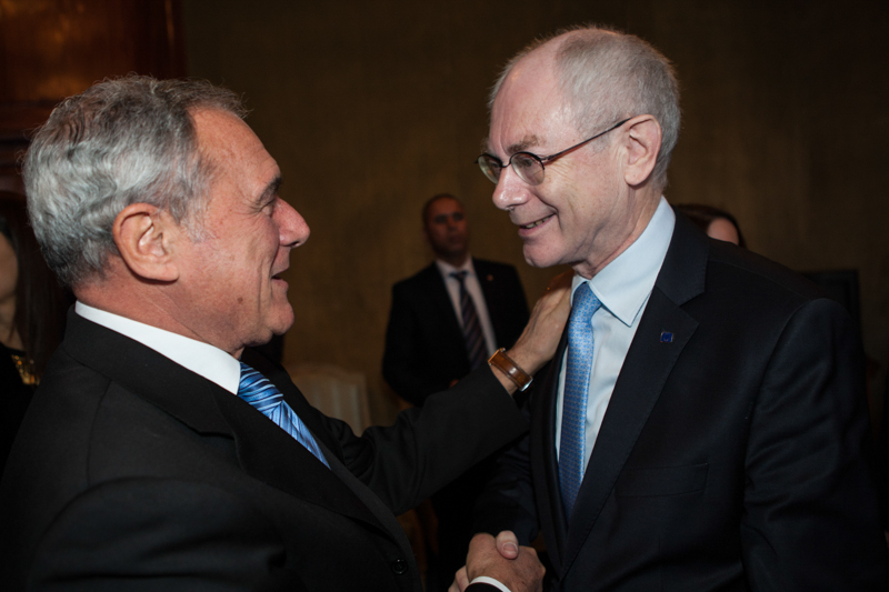 Il Presidente Grasso saluta con il Presidente del Consiglio europeo, Herman Van Rompuy.
