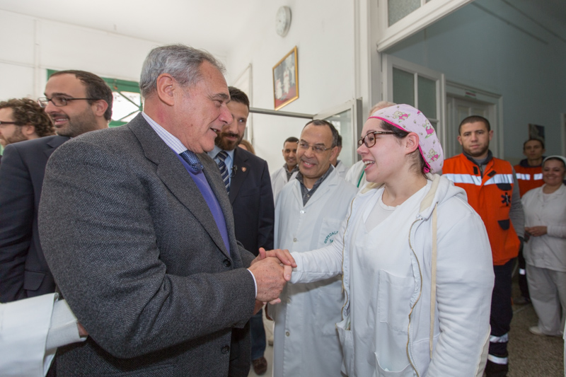 Il Presidente Grasso saluta una volontaria italiana durante la visita all'Ospedale italiano di Tangeri.