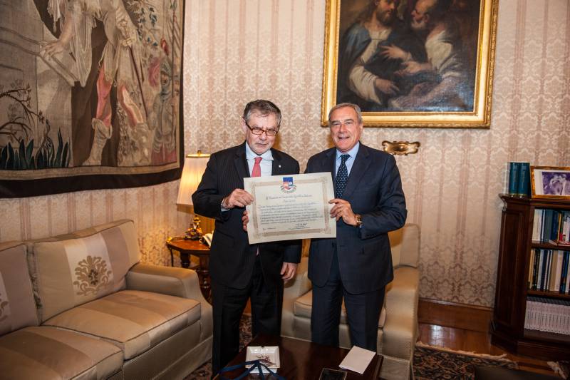 Il presidente Grasso riceve in dono dal Pres. Weiler un attestato su pergamena