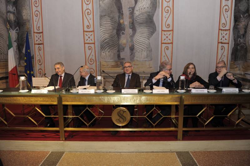 Il tavolo dei relatori. Da sinistra: Il senatore Quagliariello, l'ex presidente del Consiglio Amato, Giuseppe Cossiga, Il senatore Zanda, Anna Cossiga e Paolo Chessa, moderatore del convegno