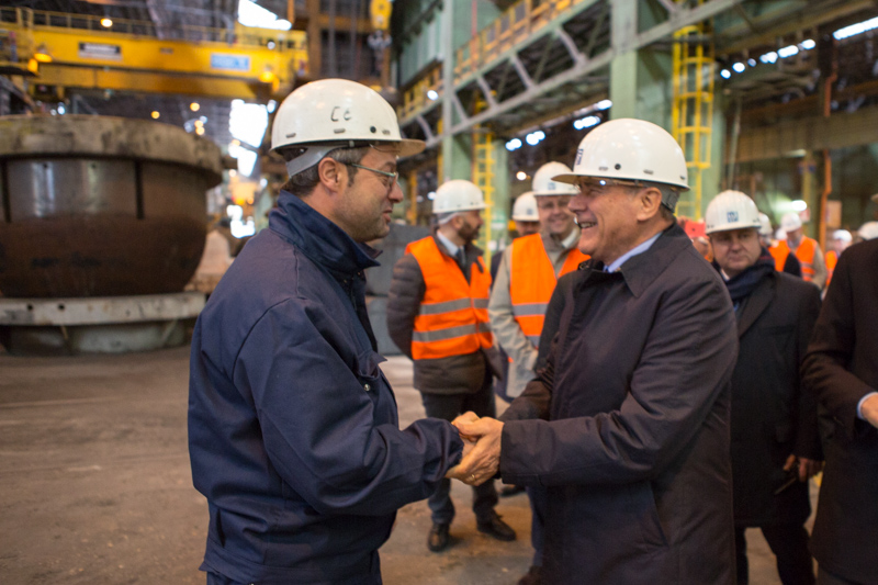 Il Presidente Grasso saluta un operaio durante la visita dei capannoni della fabbrica.