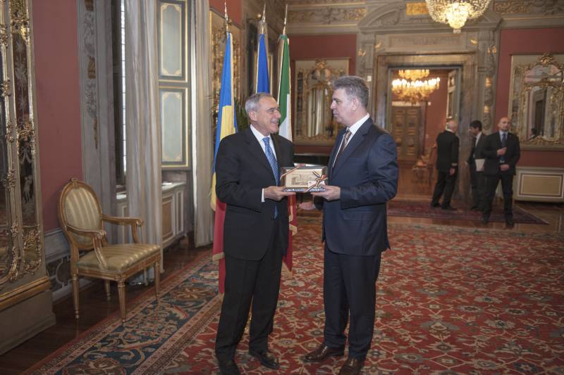 Il presidente Zgonea si è congedato dal presidente Grasso facendogli dono di una rappresentazione artistica del Parlamento della Romania