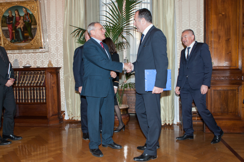 Il Presidente Grasso saluta il Vice Presidente Didier Guillaume.