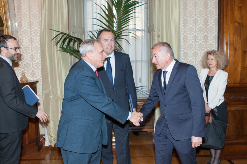 Il Presidente del Senato, Pietro Grasso, saluta il Vice Presidente, Jean-Claude Carle.