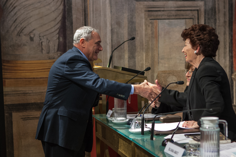 Il Presidente Grasso saluta Rosetta Stame, Presidente dell'Associazione familiari delle vittime delle Fosse Ardeatine