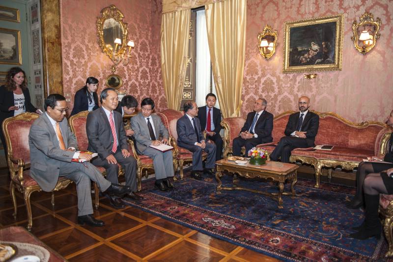 La delegazione di parlamentari del Vietnam a colloquio con il presidente Grasso nella Sala Rossa