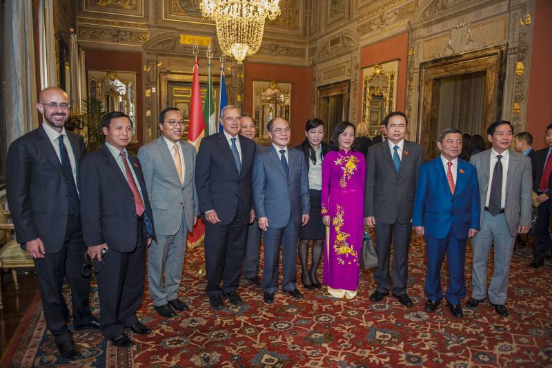 Prima di congedarsi dalla delegazione, il presidente Grasso si è intrattenuto con i parlamentari del Vietnam per una foto di gruppo