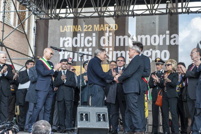 Il presidente Grasso saluta Don Ciotti e gli altri partecipanti alla fine della manifestazione