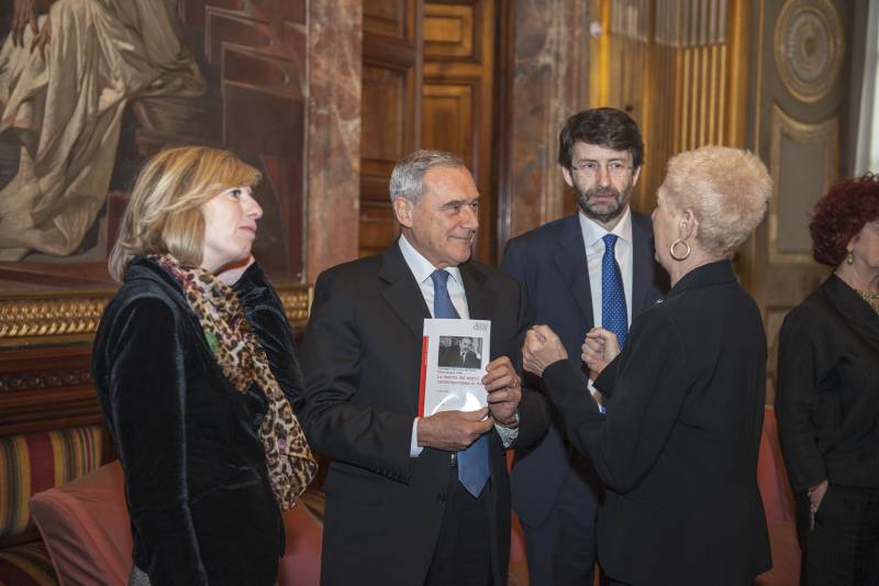 Il presidente Grasso, insieme alla Ministro dell'Istruzione Giannini e al Ministro dei Beni Culturali Franceschini, saluta l'ideatrice dell'evento, Francesca Grassi